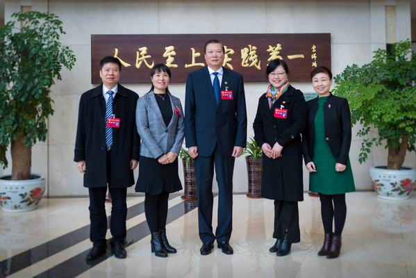 1550817829550051233.jpg 调整大小 与余主席合影.jpg