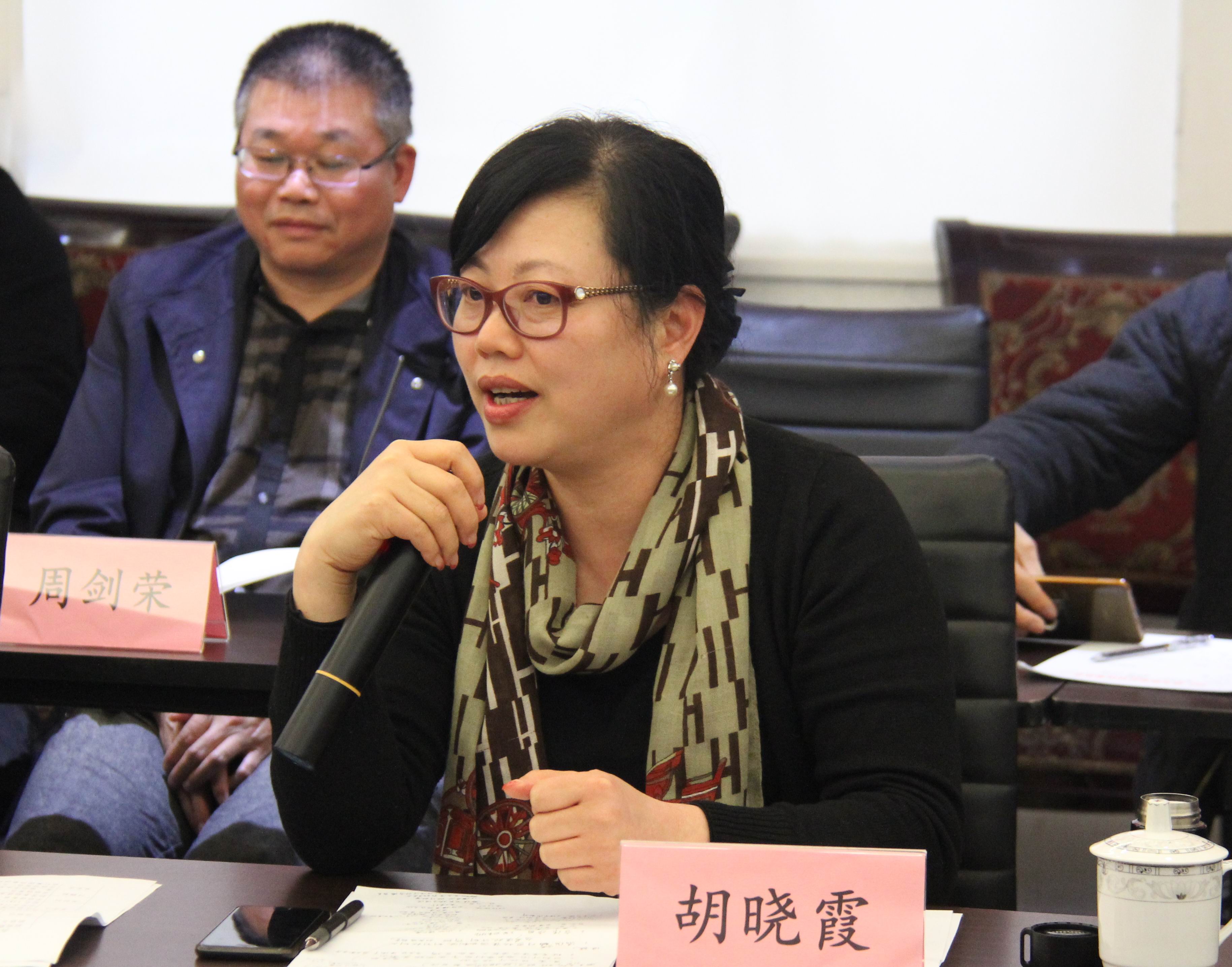 1553760296861094454.jpg 【插图(原图)】座谈—胡晓霞.jpg