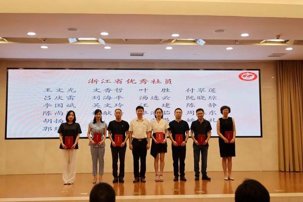 1599382033694064799.jpg 调整大小 【插图34 -图片另存】林主委颁奖02.jpg