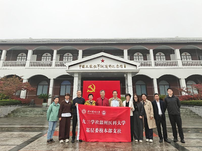 红色合照.jpg